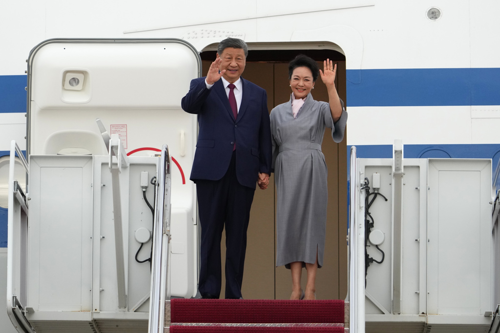 中國國家主席習近平與夫人彭麗媛抵達馬里蘭州安德魯斯聯合基地時揮手致意。 width=